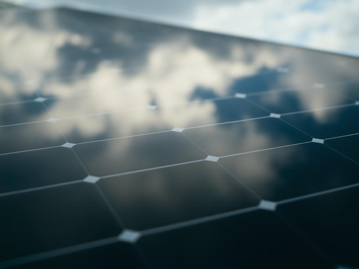 Hoe kies je de juiste zonnepanelen voor jouw dak?